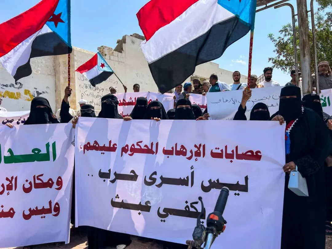 وقفة احتجاجية غاضبة في المكلا ترفض إدراج مدانين بالإرهاب ضمن صفقة تبادل الأسرى
