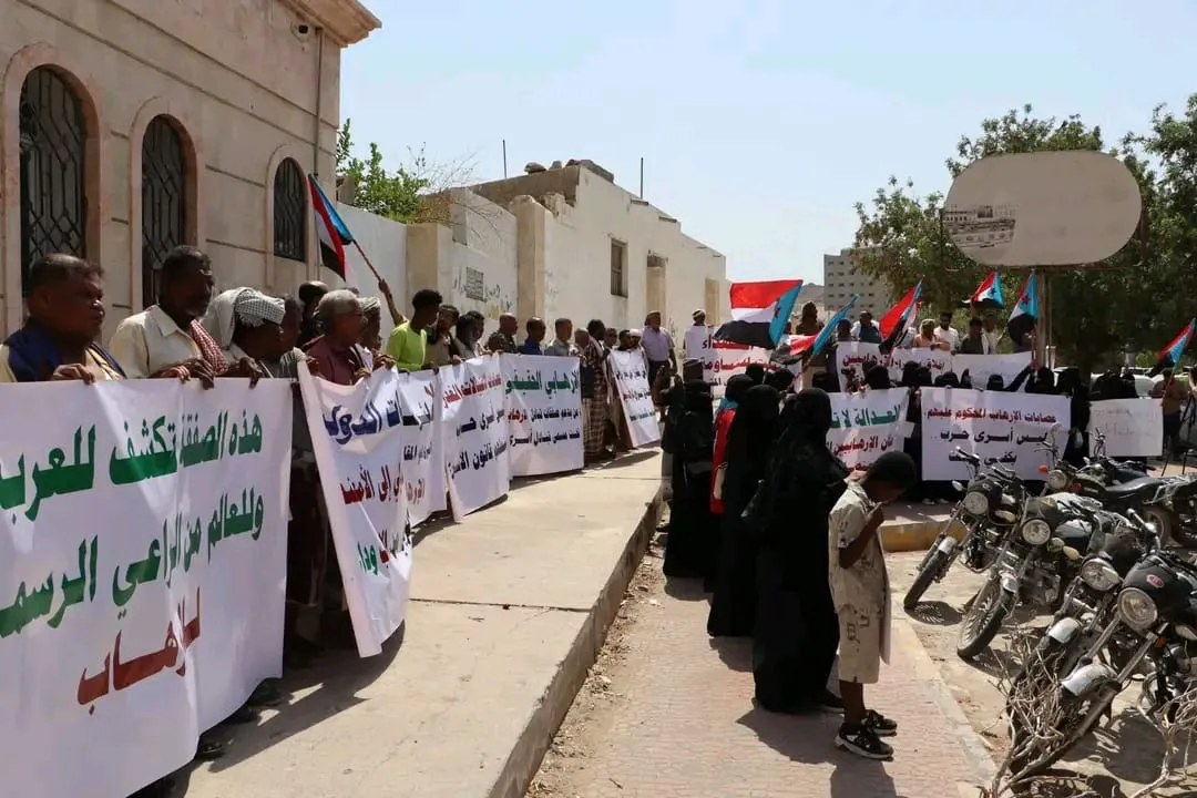 وقفة احتجاجية غاضبة في المكلا ترفض إدراج مدانين بالإرهاب ضمن صفقة تبادل الأسرى وتصفها بـالجريمة بحق الضحايا والقانون