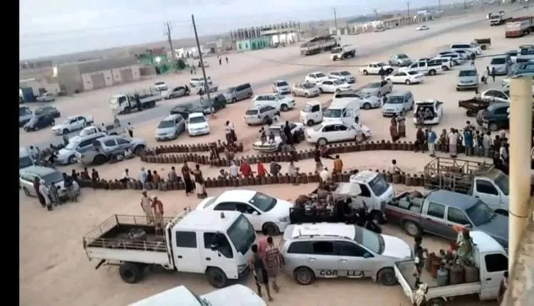 الغاز المنزلي.. أزمة تتكرر بلا حلول هل تحولت معاناة المواطنين في عدن والمحافظات إلى ورقة ضغط أم نتيجة لفشل الإدارة؟