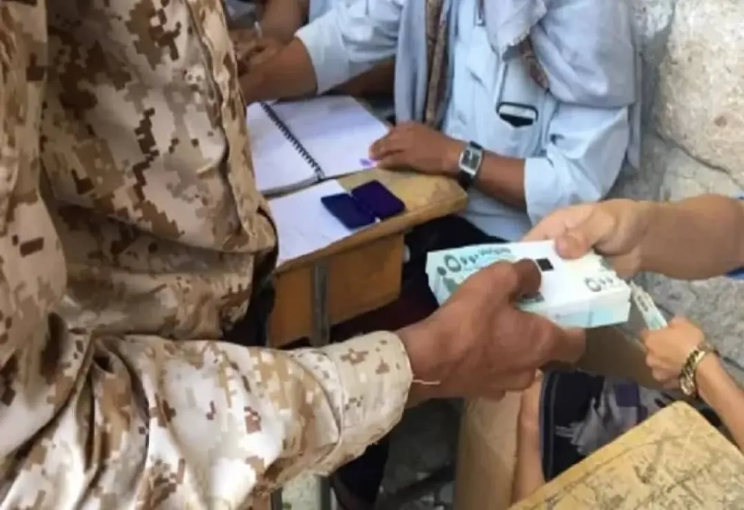 «الجنود الوهميون» يفجّرون ملف الرواتب في تعز ومأرب.. اتهامات بوجود منظومة فساد ورفض للصرف البنكي يثير الشبهات