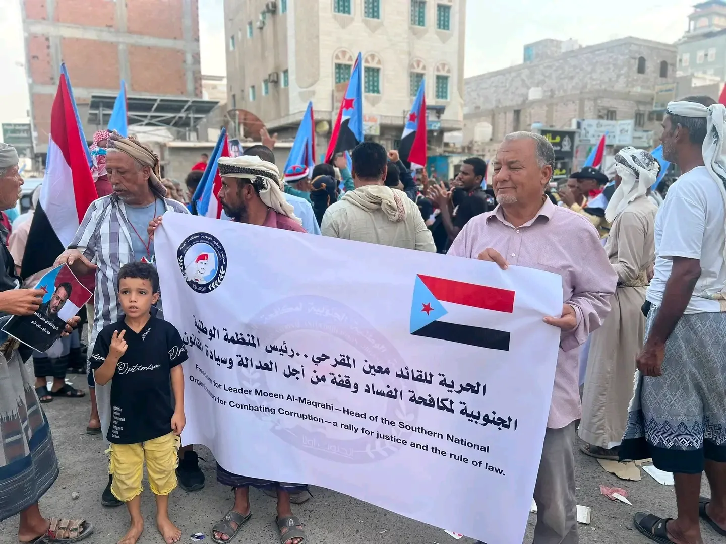 أحرار العاصمة عدن يحتشدون أمام سجن المنصورة المركزي تضامناً مع البطل معين المقرحي