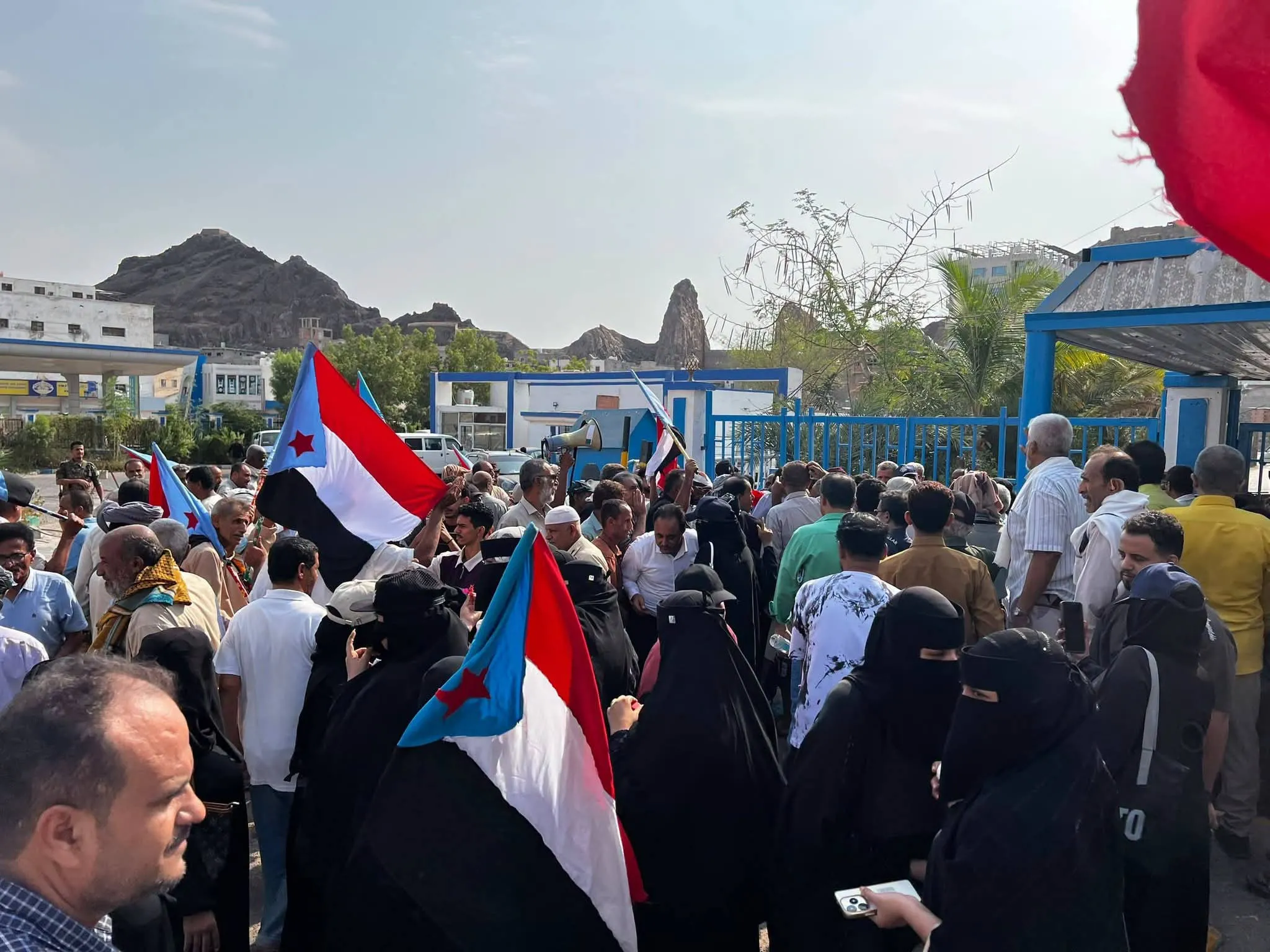 وقفة احتجاجية أمام شركة النفط بالعاصمة عدن رفضًا لتدهور الخدمات