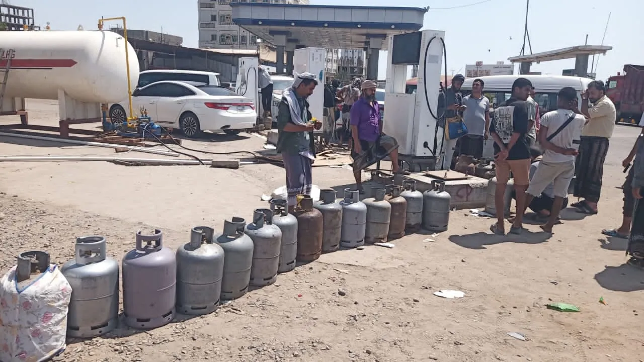 أزمة الغاز في عدن.. طوابير المواطنين تكشف فشل إدارة الدولة و«التبريرات» تتحول إلى إدانة