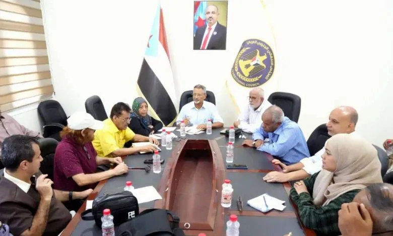 الهيئة الاقتصادية والخدمية تناقش أوضاع القطاع النفطي والمخزون الغذائي وأزمة الغاز في محافظات الجنوب