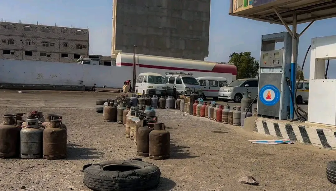 أزمة الغاز تضاعف معاناة المواطنين في عدن.. واللجان الثورية الشعبية تؤكد: حرب الخدمات لن تكسر إرادة الجنوبيين