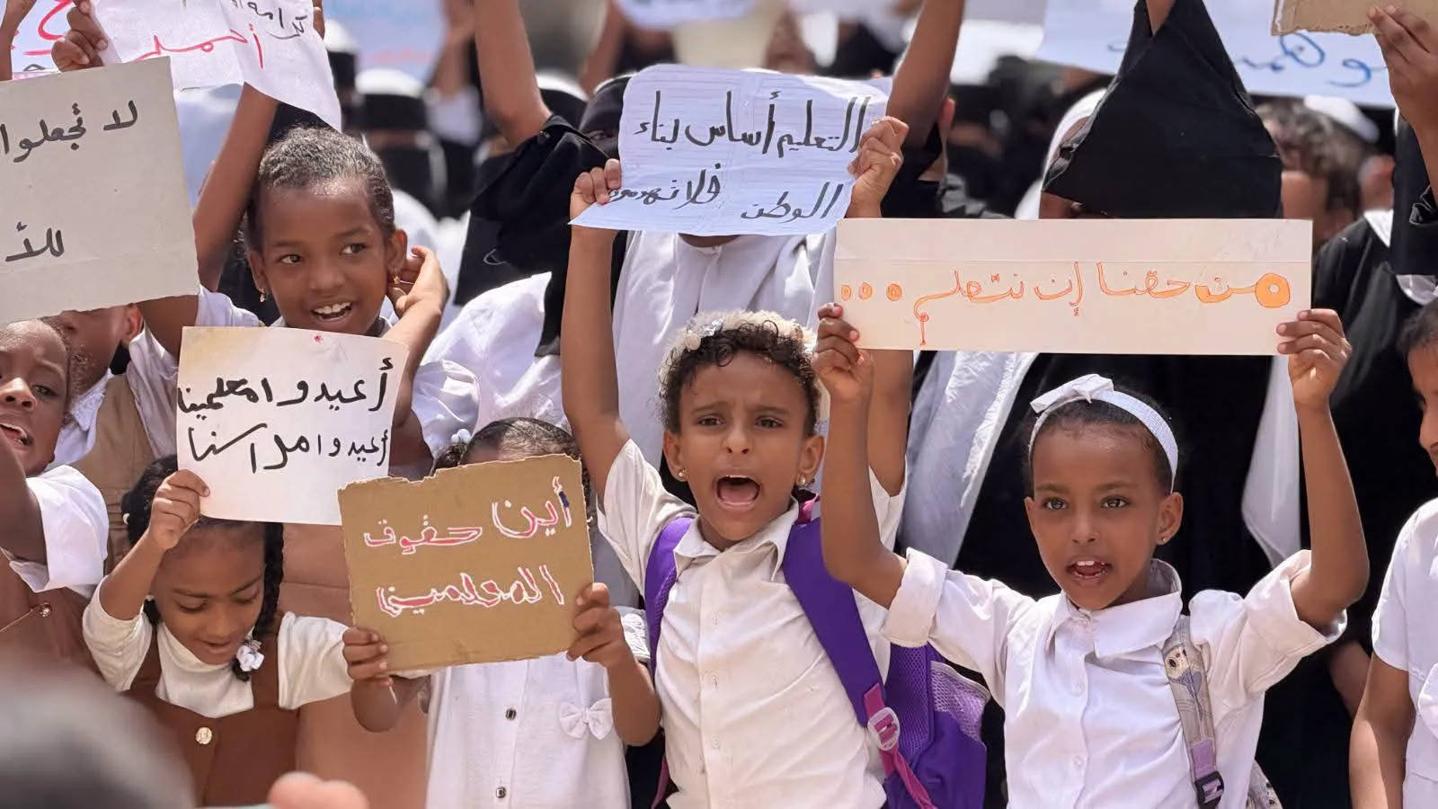معلمو وطلاب مدارس المكلا وأولياء أمورهم يحتجون على تعطيل التعليم
