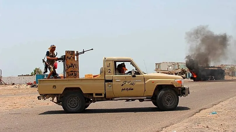 بين نار الجبهات وطاولة مسقط.. السعودية تترك الجنوب في مواجهة الحوثيين بينما تذهب للتفاوض معهم