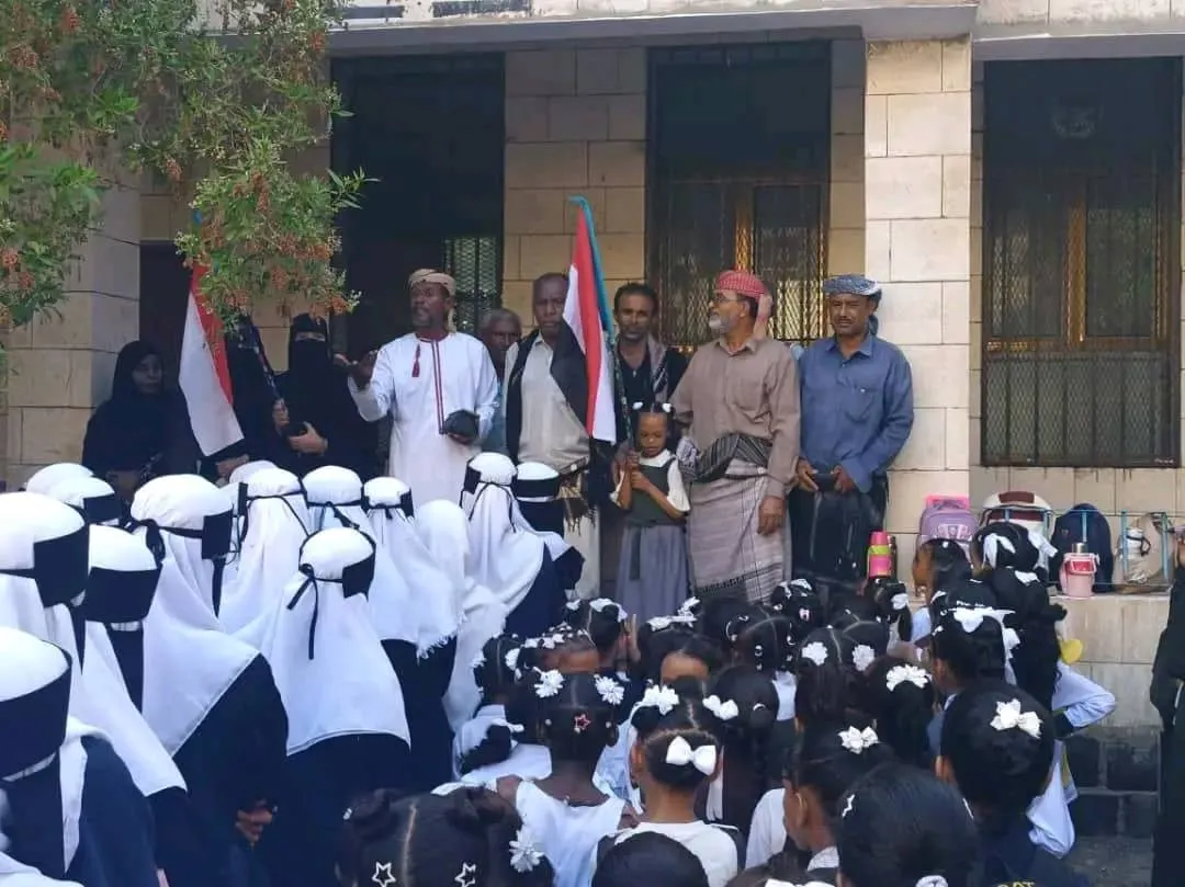 انتقالي أبين يدشن رفع علم دولة الجنوب العربي وترديد النشيد الجنوبي في مدارس وثانويات المحافظة