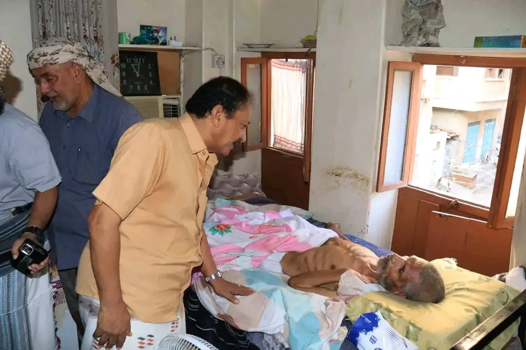 القائم بأعمال نائب رئيس انتقالي حضرموت يزور المناضل خالد باظروس في منزله بالمكلا.