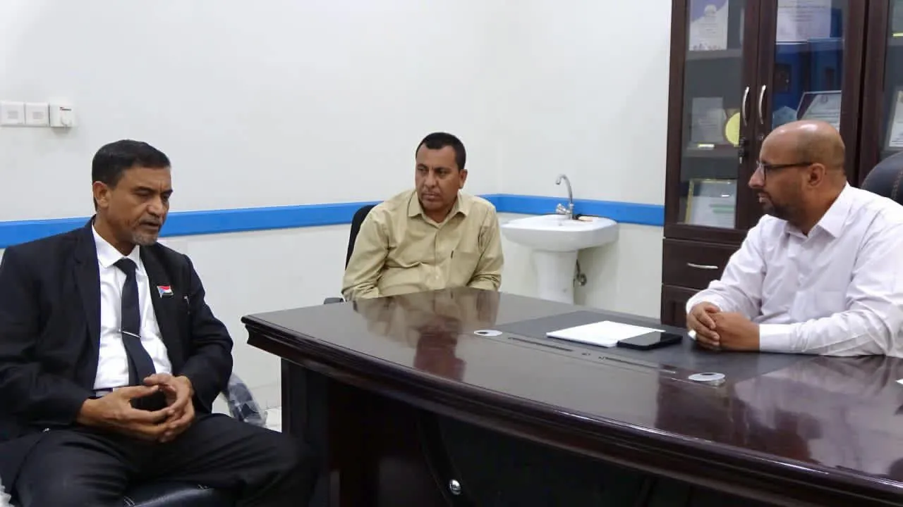 التميمي يزور المركز الوطني لعلاج الأورام بوادي وصحراء حضرموت ويطلع على احتياجاته