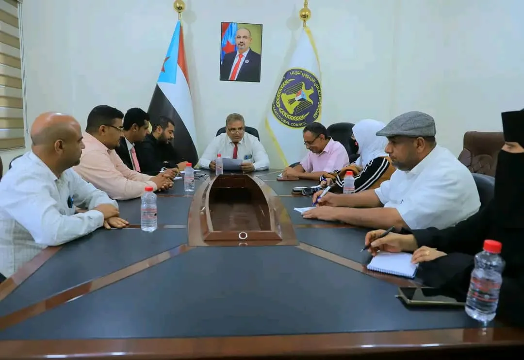 هيئة الشؤون القانونية وحقوق الإنسان تناقش جهود المتابعة القانونية وتوثيق انتهاكات الحوثيين وأوضاع النازحين