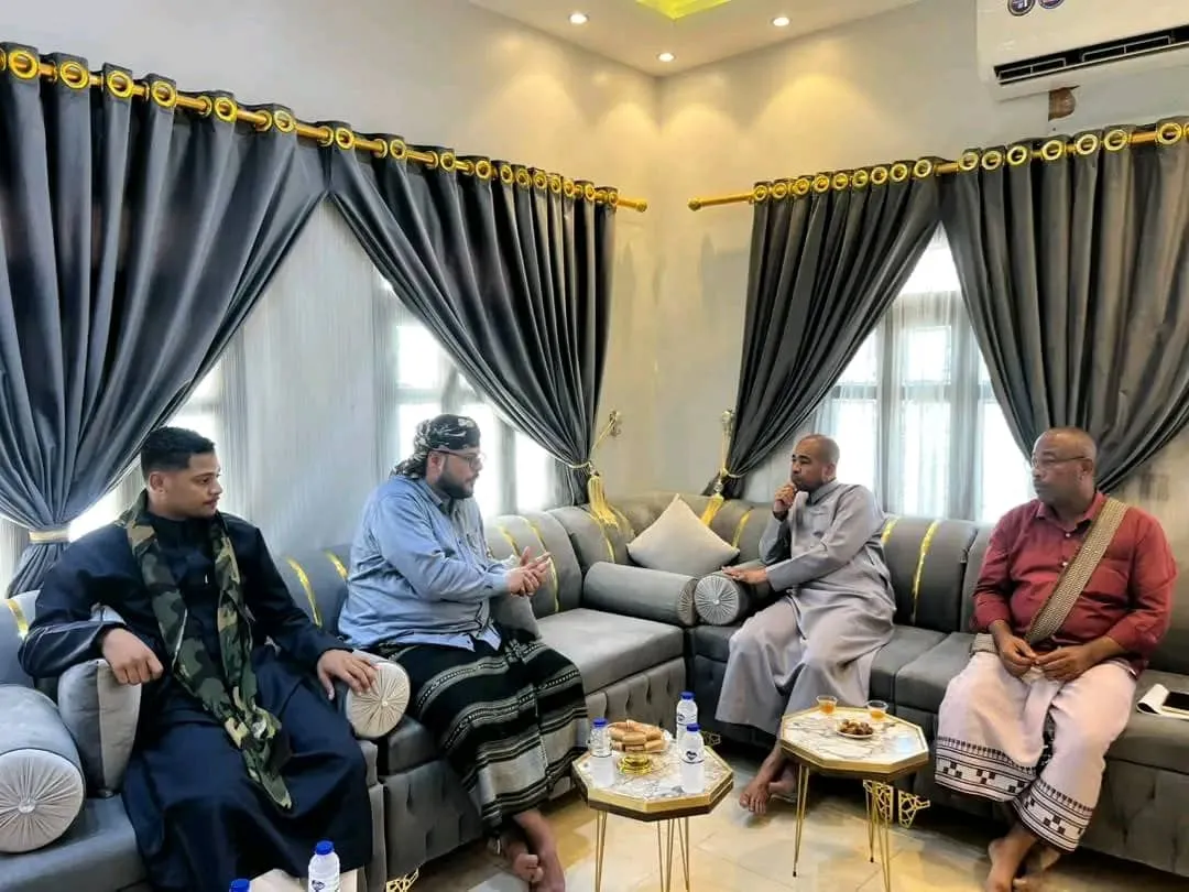 الجفري يقدم واجب العزاء للقاضي شاكر بنش في وفاة والده