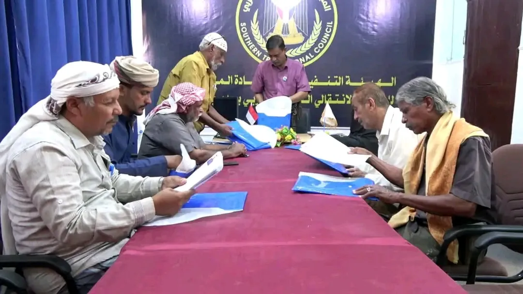التميمي يستلم الدفعة الثانية من استمارات التعبئة الشعبية العامة بمديرية تريم