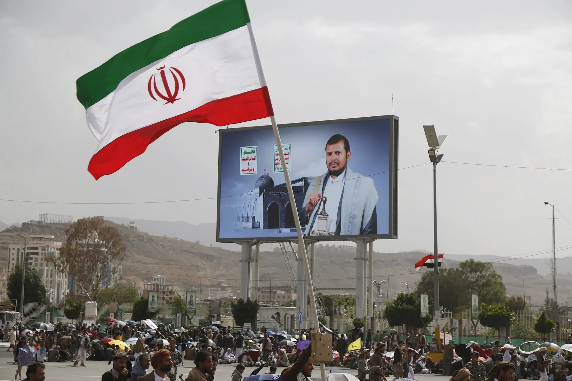 تجفيف منابع التمويل الإيراني.. هل اقترب الحوثيون من مواجهة الاختناق المالي والعسكري مع تصاعد الضغوط الأمريكية على طهران؟