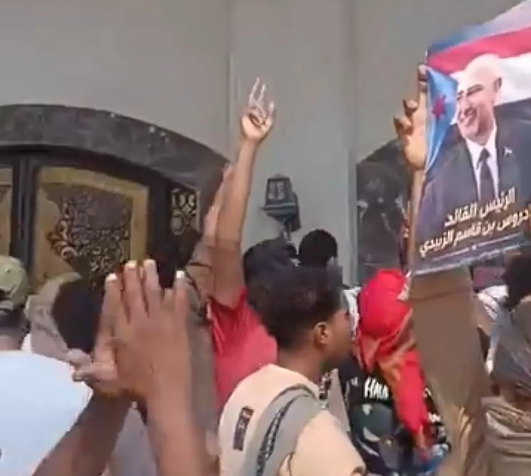 الشارع الحضرمي يقول كلمته: زحف جماهير المكلا يعطل اجتماع المكون المستحدث ويهتف للرئيس الزبيدي